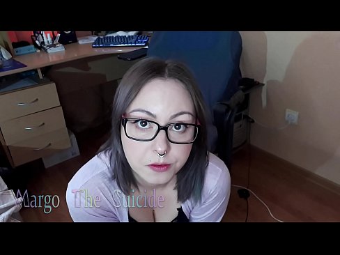 ❤️ 戴眼鏡的性感女孩在鏡頭前深吸假陽具 ❌ 硬色情 在我們 ﹏